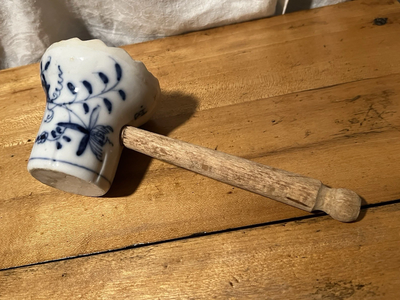 Antique Meissen Style Blue Onion Meat Tenderizer Hammer wooden handle Signed
Opens in a new window o