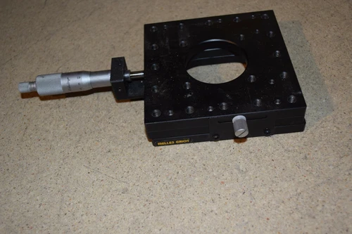 <JM> MELLES GRIOT OPTICAL STAGE W/ MITUTOYO 0-25MM 0.001MM MICROMETER (GH9)