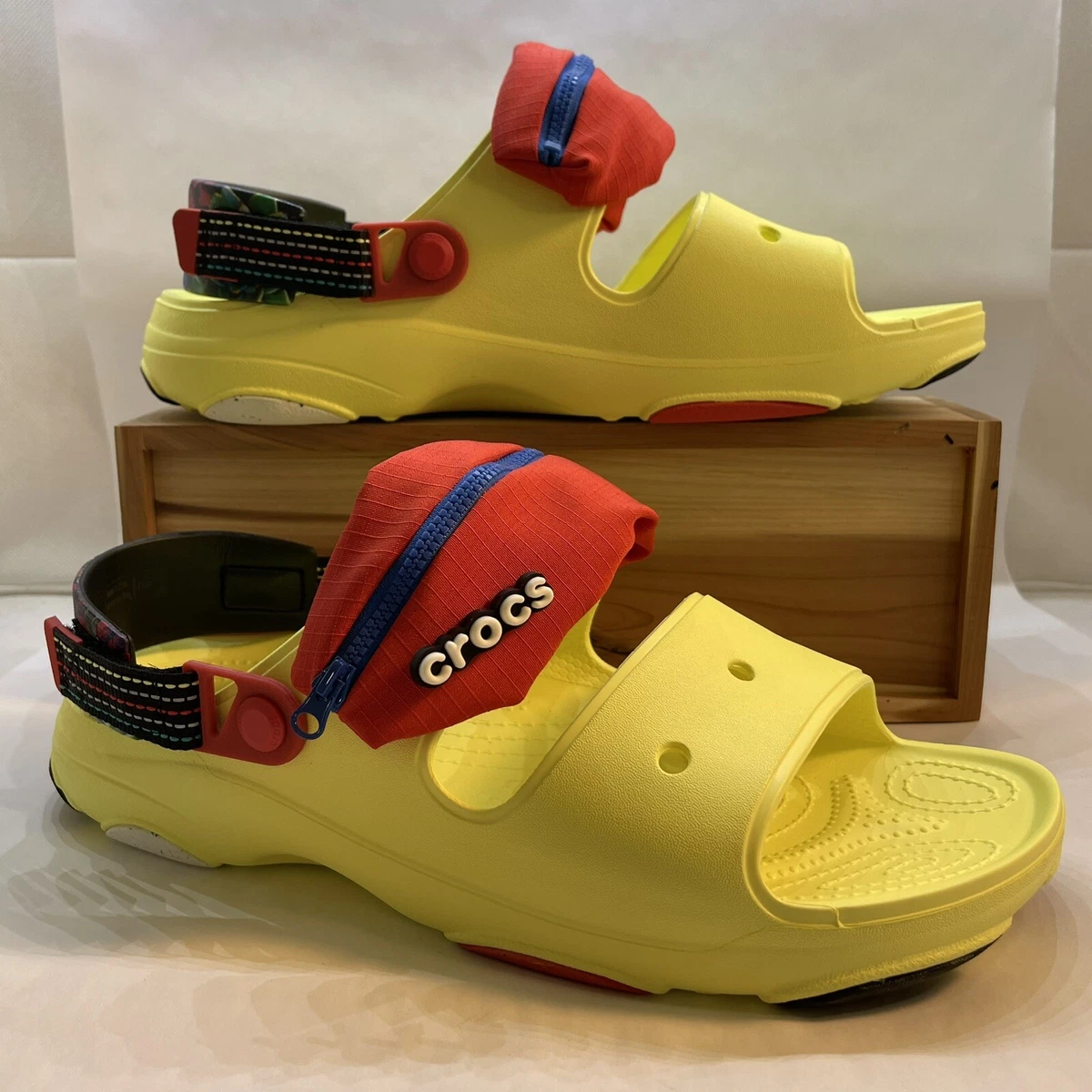 Crocs sales with pouch