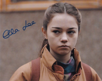 ELLA LEE signed Autogramm 20x25cm DARK NETFLIX in Person autograph COA