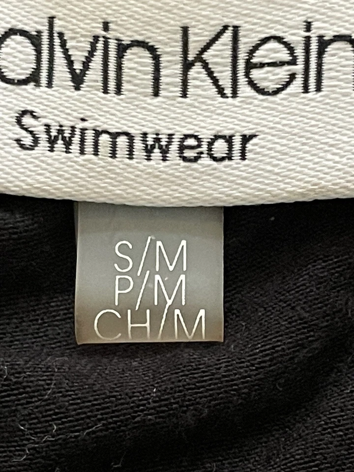 Roupa de banho Calvin Klein com capuz malha inserção túnica natação cobertura preta P/M - Imagem 3 de 4