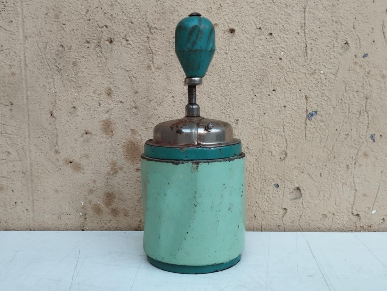 VINTAGE 1950 THREE SWORDS GREEN IRON COFFEE GRINDER Height cm.20