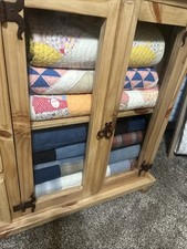 Książki Downsizing Craft Room Partia materiałów rzemieślniczych Tkaniny Książki Nożyczki Nici