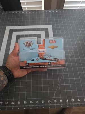 1973 CHEVROLET C30 WEDGE & SILVERADO BEDLESS ''GULF OIL'' 1/64 BY M2 39200-MJS07