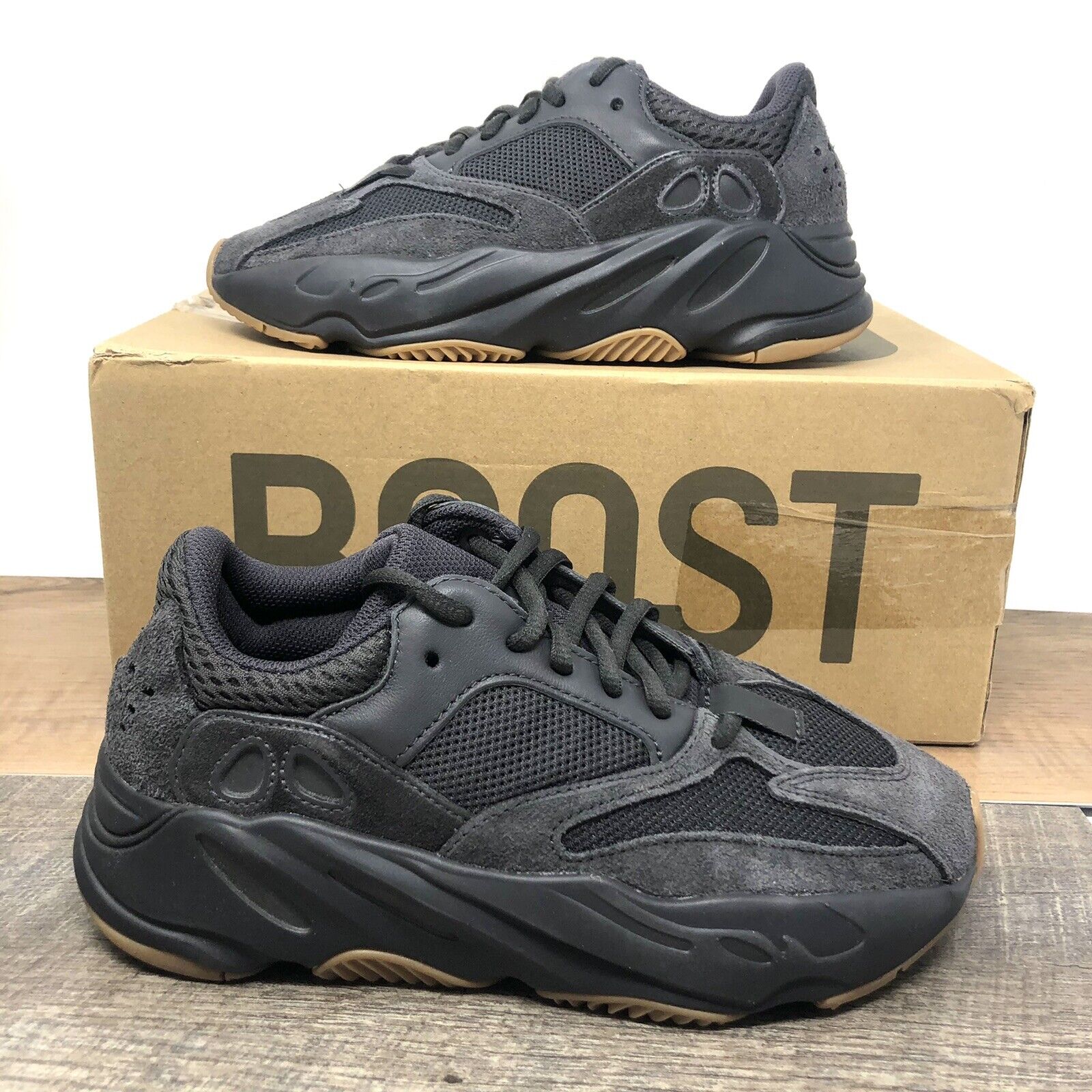 Favor Ordenanza del gobierno valor Size 4.5 - adidas Yeezy Boost 700 V1 Utility Black for sale online | eBay