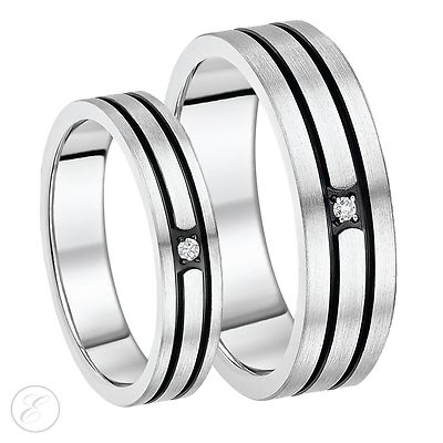 His & Hers 5 & 7 mm Titan drei Diamanten schwarz gerillt Ehering Set