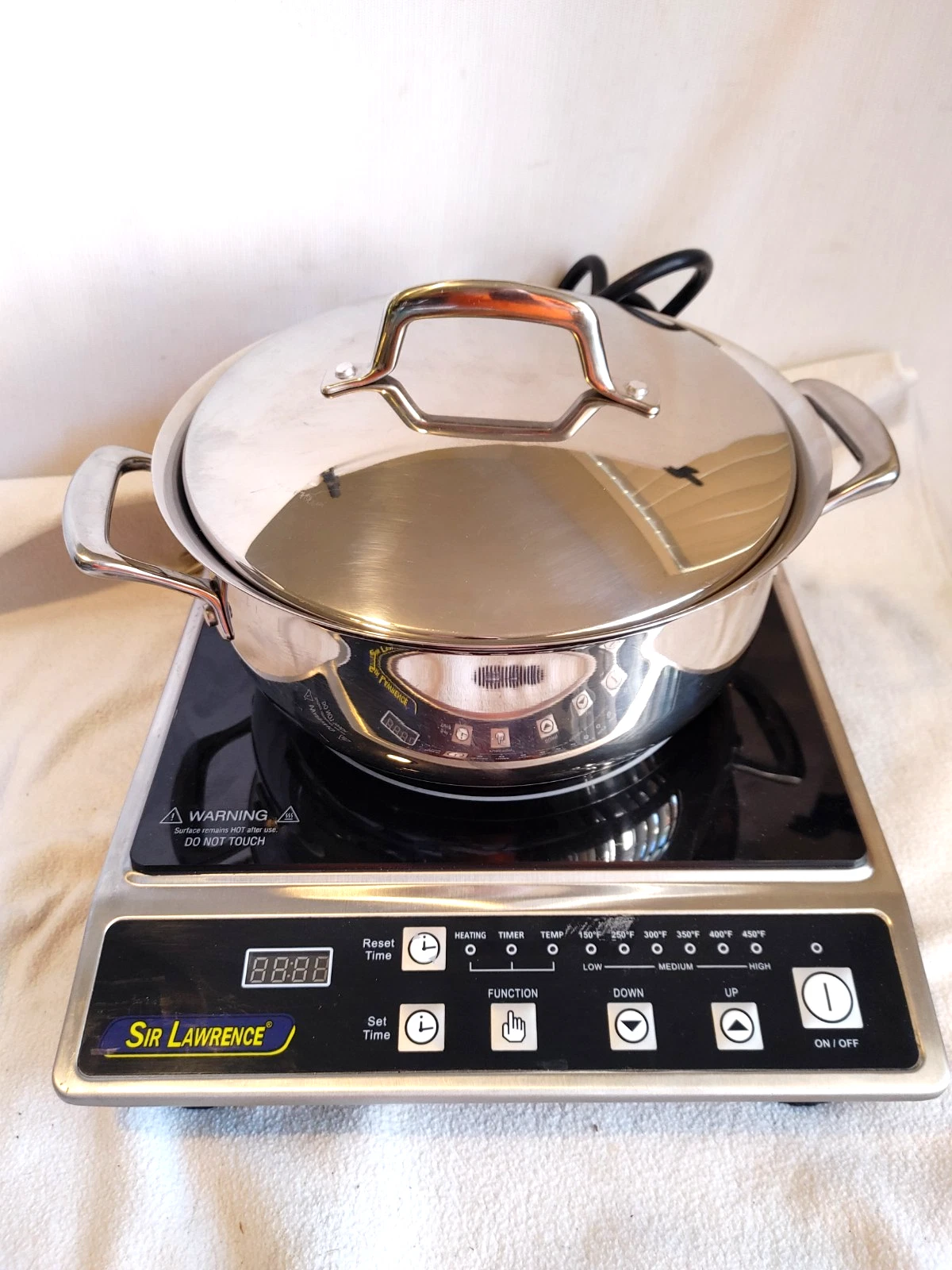 SIR LAWRENCE COMMERCIAL INDUCTION RANGE COOKTOP 1800W & KIRKLAND 4QT STOCK POT
Opens in a new window