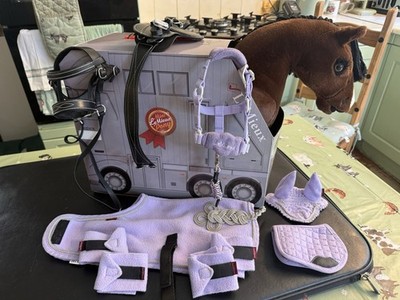 Lemieux Spielzeug Pony Bella mit Tack und Glyzinien Zubehör