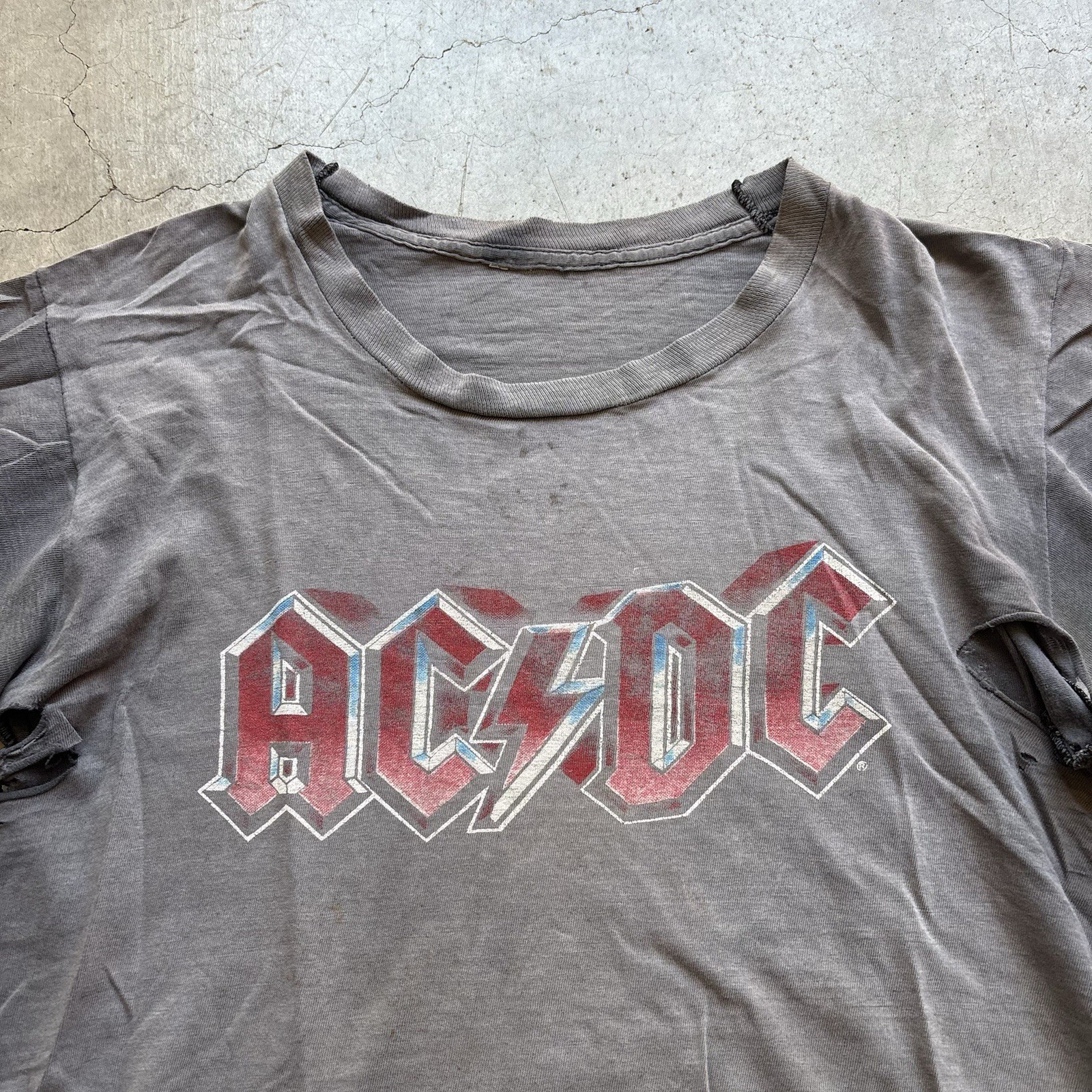 AC/DC Gray Graphic Print Distressed Tee Knit Crew Neck Short Sleeve Unisex S image 2