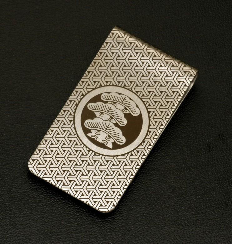 Circle money clip featuring the left Sankaimatsu family crest-image