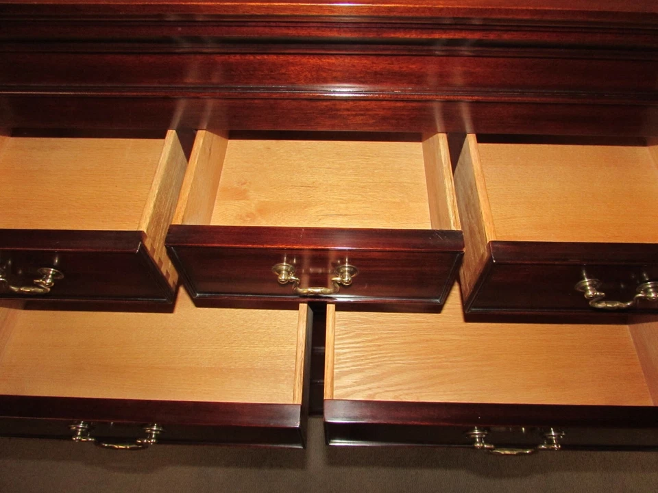 HENKEL HARRIS NEW MARKET CHIPPENDALE COFRE CAOBA, 8 CAJONES TOCADOR ALTO #175 Foto 4 de 4