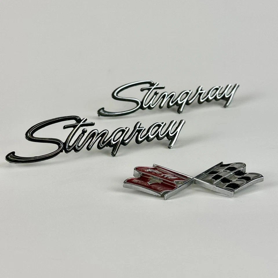 Pair of Corvette Stingray Emblems + One Crossed Flags Emblem Foto 2 de 4