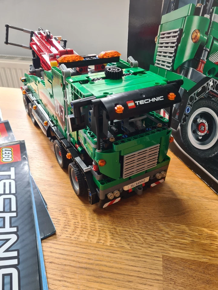 LEGO Technic 42008 Service Truck, photo 2 of 5