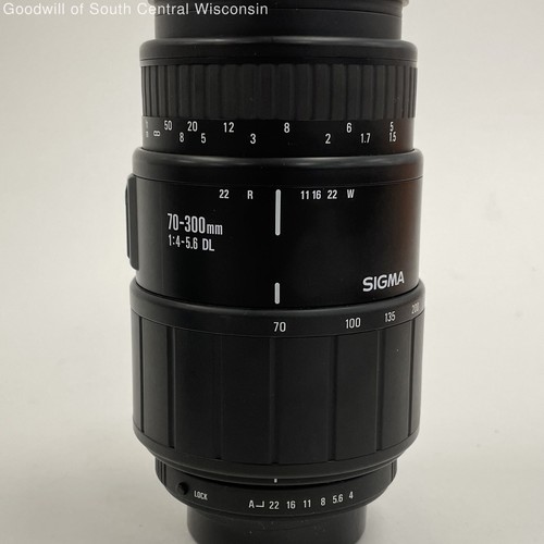 Sigma 70-300mm 1:4-5.6 DL Macro Super Lens w/Hood - Picture 4 of 6