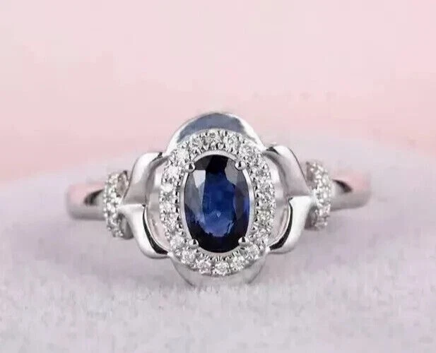 Alianza de boda con halo de zafiro azul simulado de corte ovalado de 2 quilates enchapada en oro blanco de 14 k Foto 4 de 4