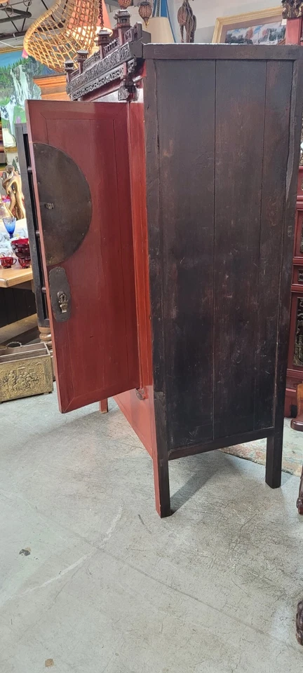 Armario grande antiguo lacado rojo del siglo XIX tallado Foto 4 de 4