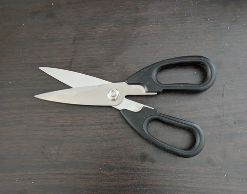 KitchenAid Tijeras Utilitarias Agarre Suave Carne Pollo Hierbas Producen Paquete de 2 Tijeras - Imagen 7 de 10