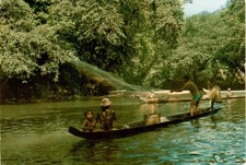 Postkarte Malaysia Sarawak Einheimische beim Fischen im Kanu 1983