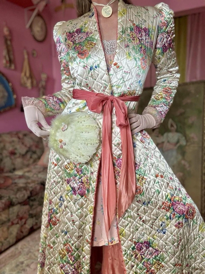 Vintage 1940s/50s Quilted Satin Floral Robe with Structured Shoulders, Size S-M - Image 3 of 4