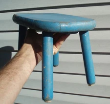 PRIMITIVE ANTIQUE WOODEN MILKING STOOL ORIG BLUE PAINT RUSTIC FARM COUNTRY BARN