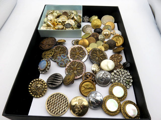 JOB LOT OF MIXED BUTTONS AND SIMILAR GOLD TONE BUTTONS ALL DIFFERENT IN SIZE.