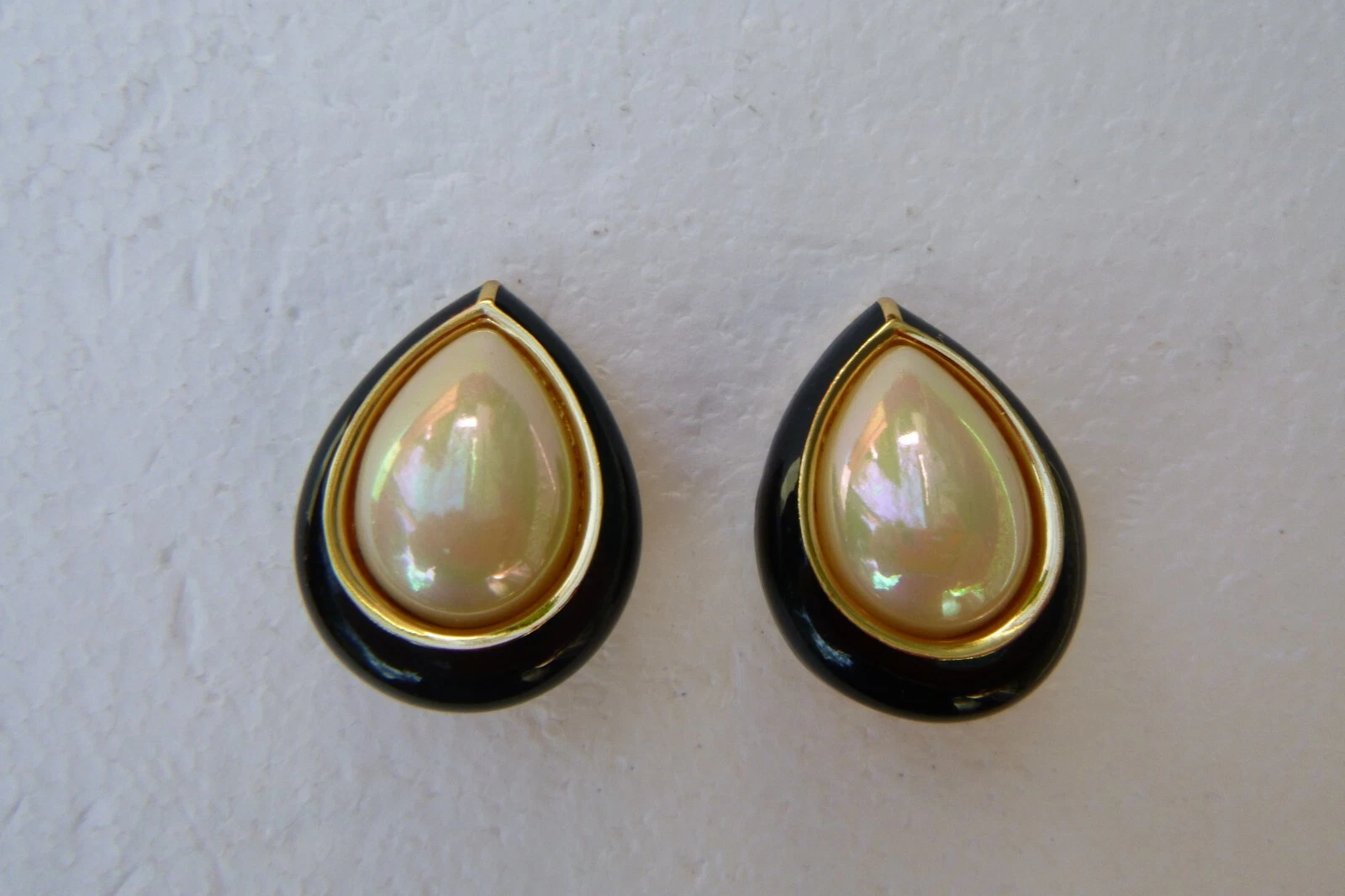 Boucles d'oreilles vintage Christian Dior fausse perle ton or émail noir déchirure clip