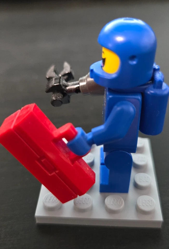 LEGO Space Blue Astronaut Minifigure Complete with Airtanks  - Image 3 of 4