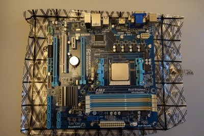 Gigabyte GA-F2A75M-D3H Mainboard mit AMD A8-5600K, Kühler, 8GB RAM, IO-Schield