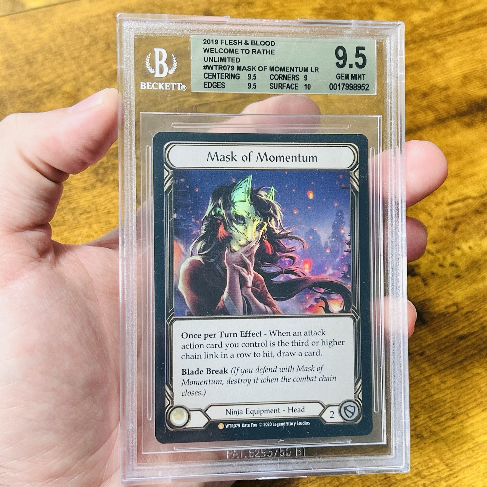 Mask of Momentum BGS 9.5 WTR079 Flesh & Blood FAB Rainbow Foil Legendary GEM