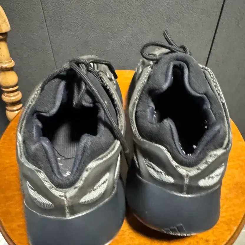 Adidas Yeezy 700 V3 Sneakers US10 Used thumbnail 4