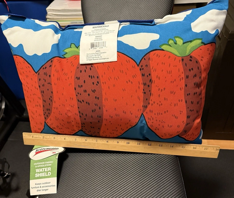 Almohada Marimekko X Target Strawberry Mountain Maija Isola Cloud - NUEVA con etiqueta Foto 2 de 3