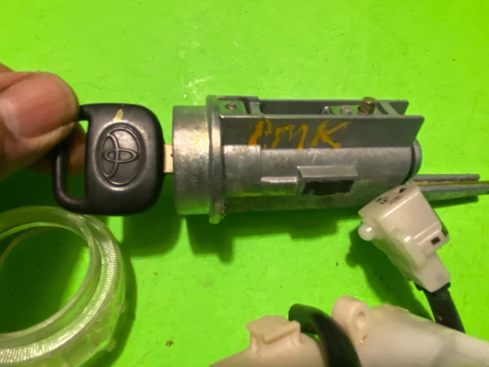 1996 TOYOTA AVALON IGNITION SWITCH LOCK W/KEY OEM - Image 3 of 4