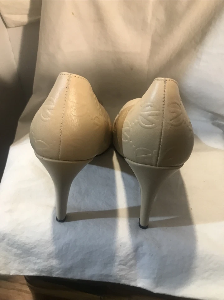 VALENTINO Monogram Beige Leather Pumps Heels ITALY SZ 8 $89 - Image 4 of 4