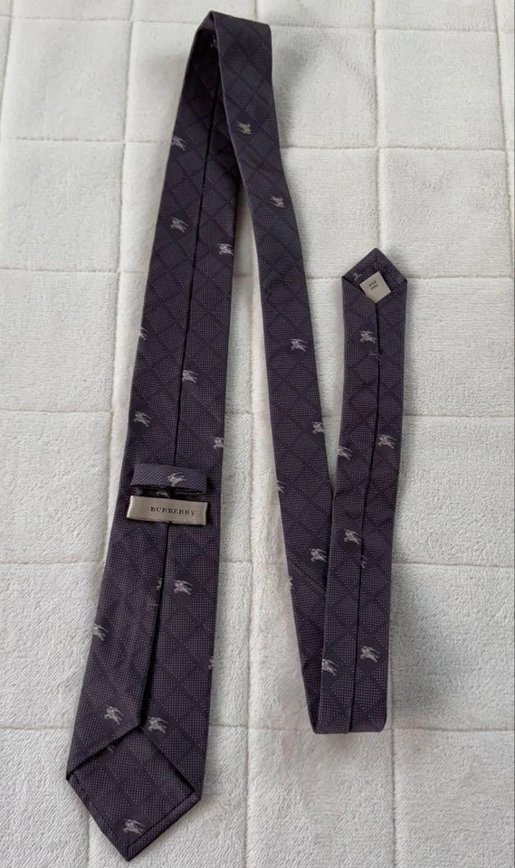 Burberry London Corbata de Seda Púrpura Logotipo de Caballo Patrón a Cuadros Usado Italia 144 cm Foto 4 de 4