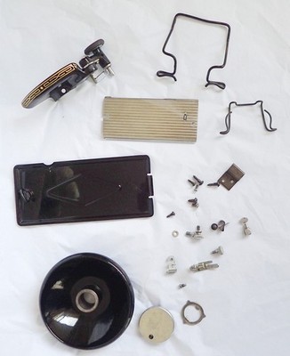Vintage SINGER 99K Nähmaschine Planscheibe, Werkzeugkastenabdeckung, Spulenwickler etc