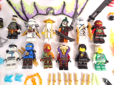 Lego Ninjago 12 Minifiguren mit viel Zubehör Sammlung