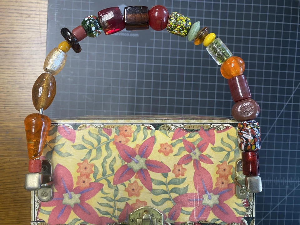 Cartera caja cigarros vintage roja floral decoupage mango con cuentas única Foto 2 de 4