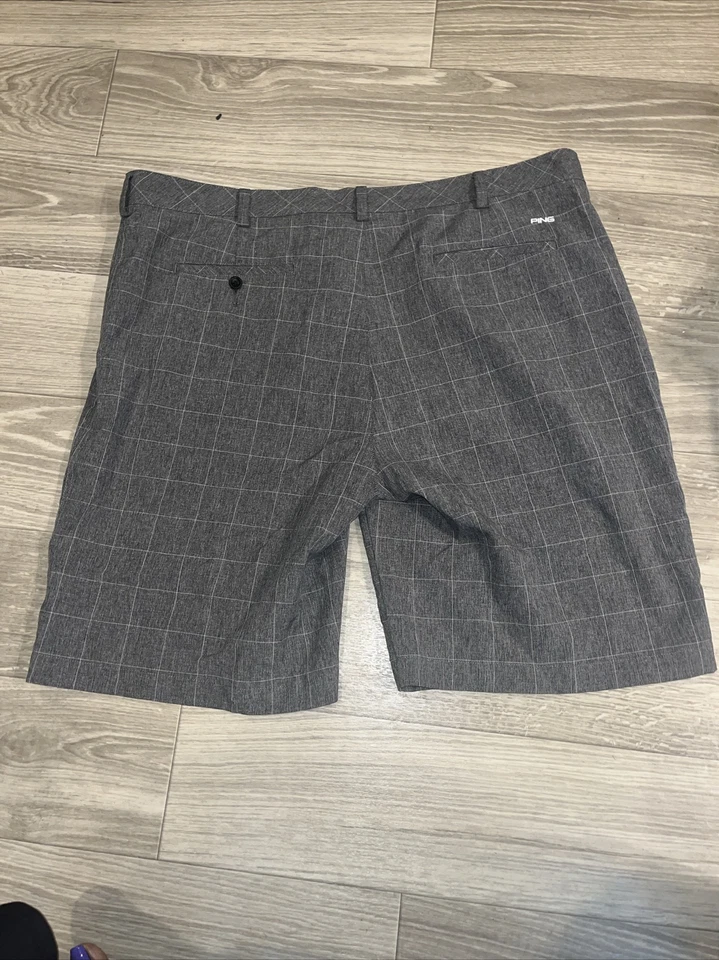 Pantalones Cortos de Rendimiento de Golf Ping Para Hombre Talla 42 Poliéster Gris/Blanco Ventana PaPlaid Foto 3 de 4