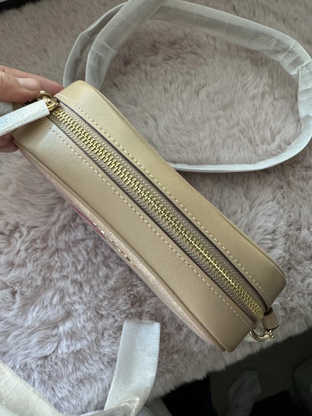 Borsa per fotocamera Coach CZ942 Mini Jamie in tela e pelle firmata con stampa labbra