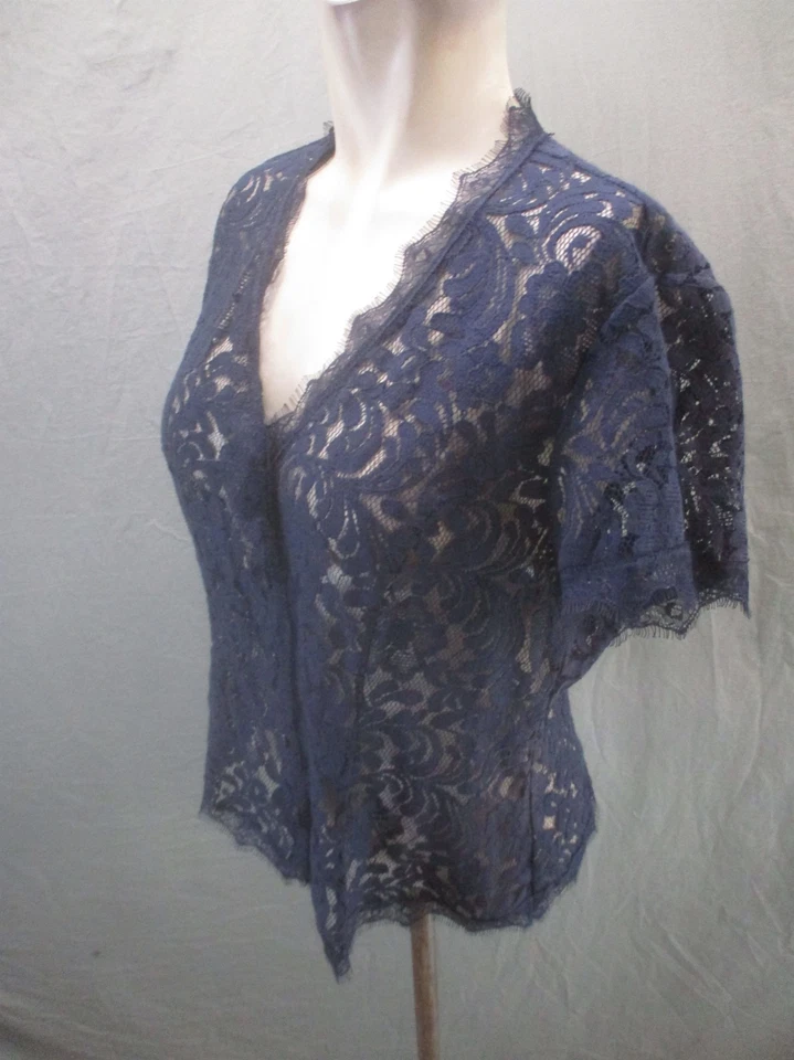 Top Cabi Talla M Mujer Encaje Azul Marino Abotonado Cuello en V Manga Corta Superposición 761 Foto 3 de 4