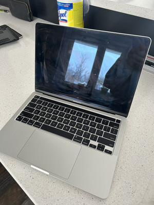 Apple MacBook Pro 13.3'' w/ Touch Bar (Fall 2020) - (M1 Chip / 256GB)