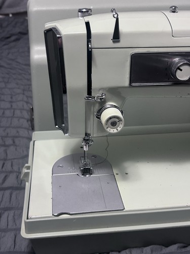 Máquina de coser Sears Kenmore 158 158 16011 con pedal y estuche llave verde lima - Imagen 6 de 24