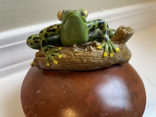 Vintage Hand Carved Folk Art Wooden Tree Frog Trinket 4.5" Box - Picture 6 of 12