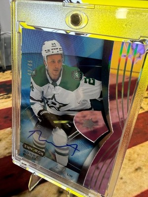 Roope Hintz Auto and Team Finland Relic Combo (2 Cards)