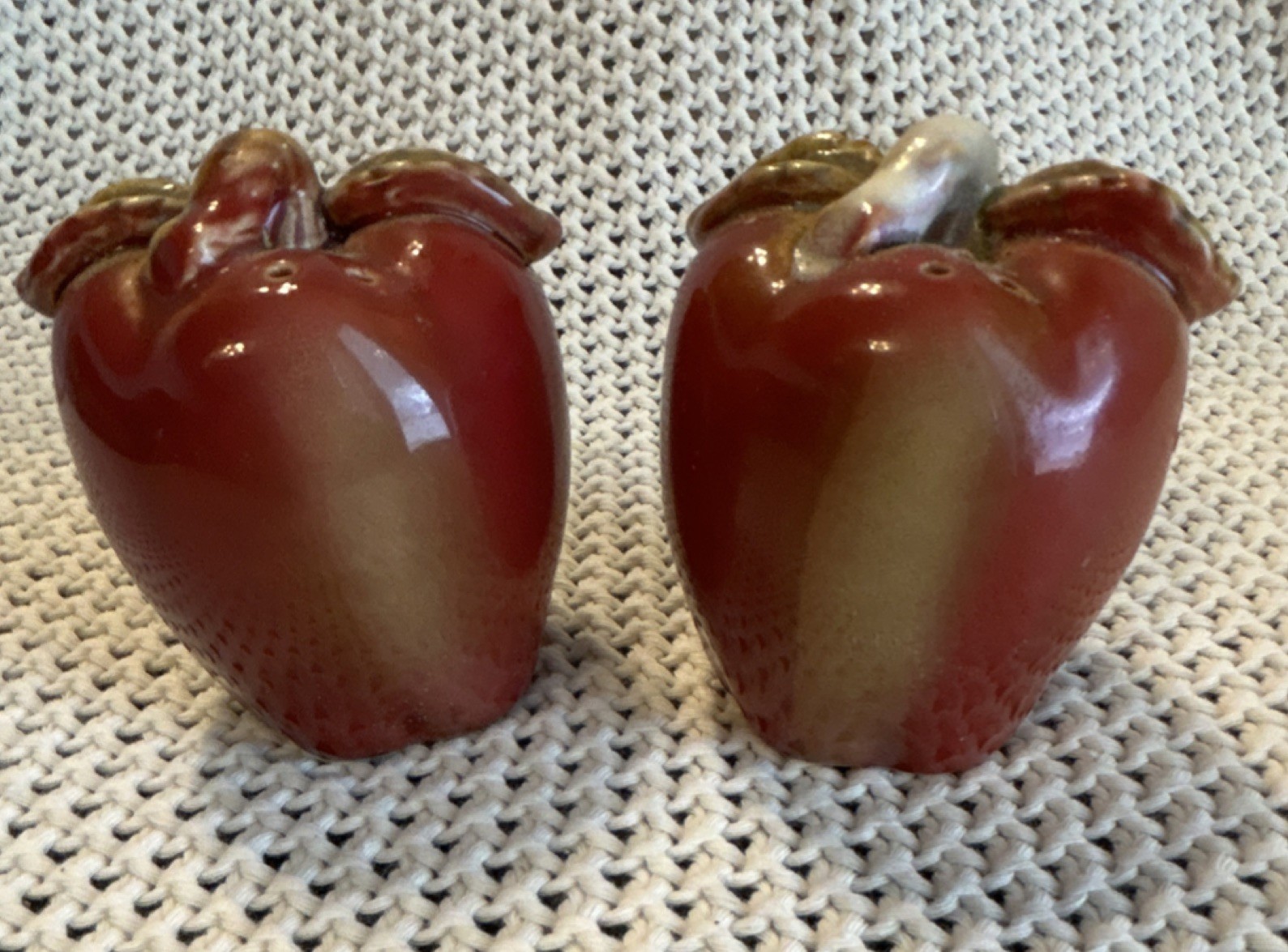 Apple Salt & Pepper Shakers Red Green Brown Ceramic Novelty Fruit Set