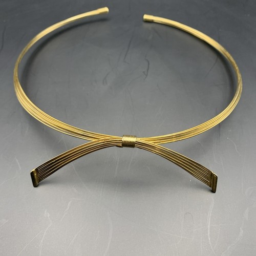 Collar con lazo tono dorado diseño de alambre flexible clásico elegante vintage - Imagen 6 de 6