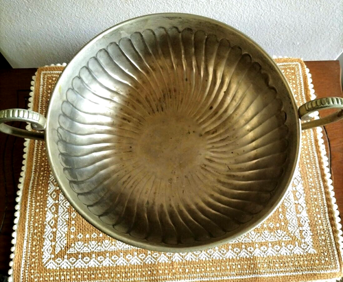 Vintage Metal Decorative Bowl with Handles - Imagen 2 de 7