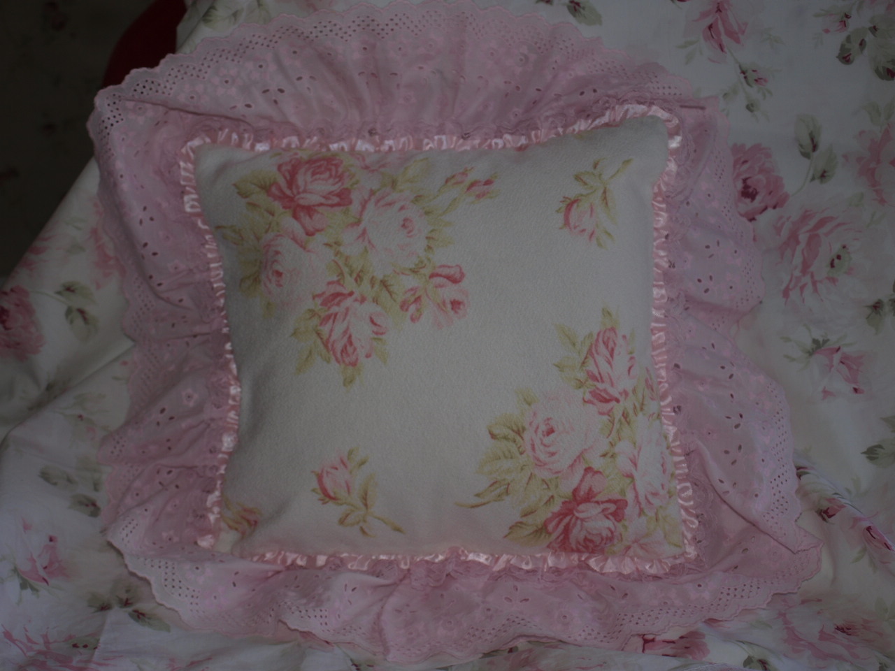 Coussin shabby chic rose pâle Petit Bijou aux finitions haut de gamme