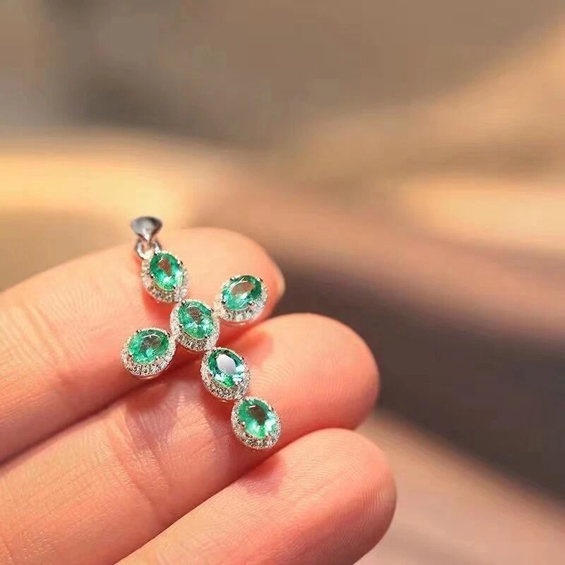 Colgante Cruz Unisex Peridoto Simulado Corte Ovalado 2Ct Chapado en Oro Blanco 14K Foto 3 de 4