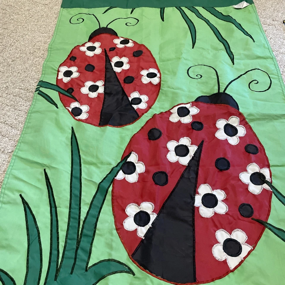 Lady Bug Rojo Verde Blanco Patio Porche Bandera Bandera 42.5”x27” Nylon Foto 4 de 4